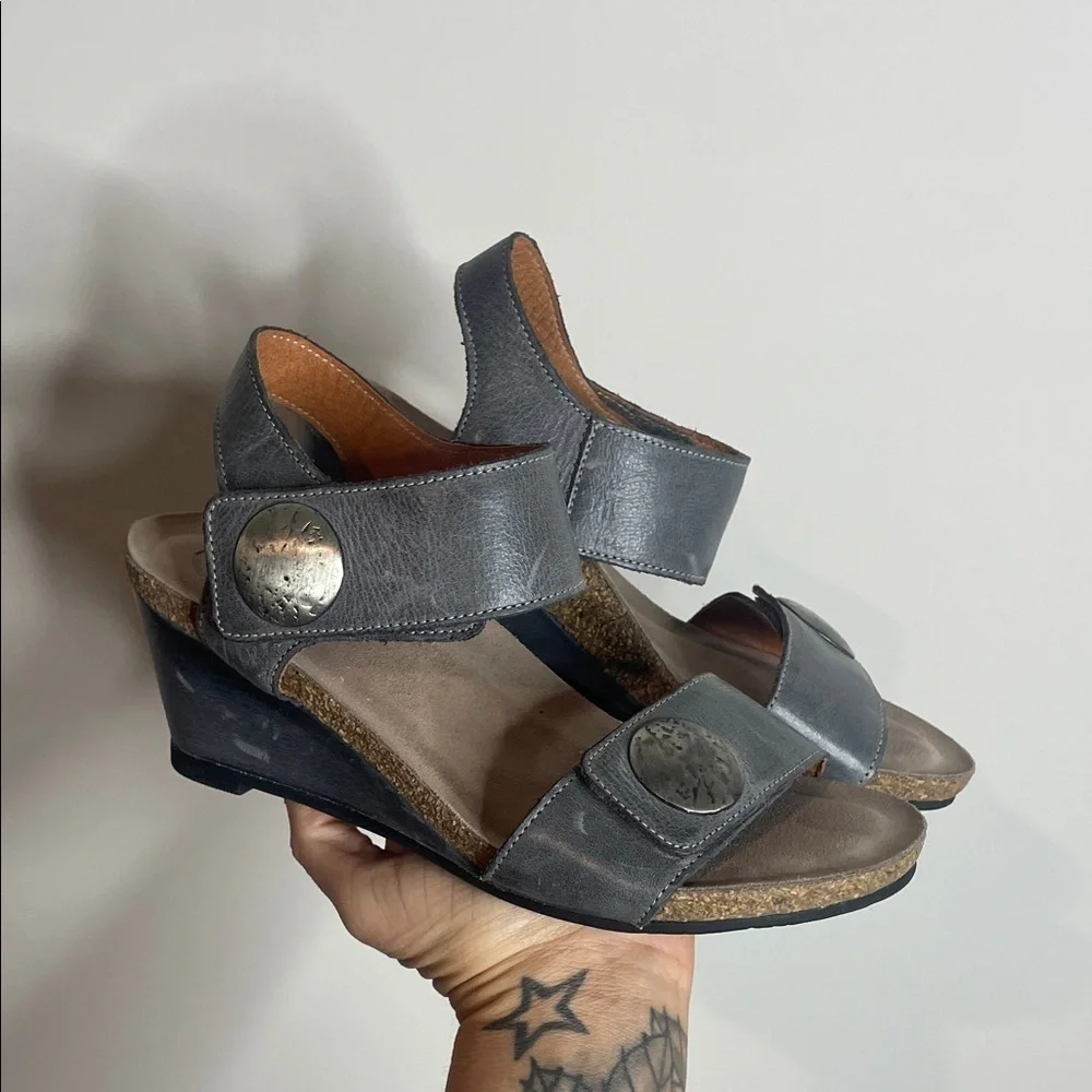 Taos | Women’s Carousel 3 Wedge Strappy Sandals Size 7.5